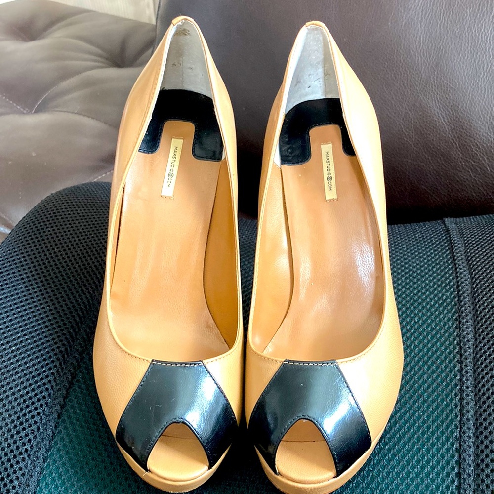 MaxStudio.Com Cream  & Black color Pump Shoes. Slight open toe. 4 inches high.